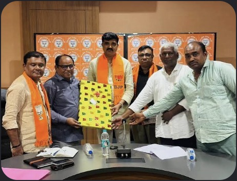 Hardik Tamaliya with BJP workers at local election meeting