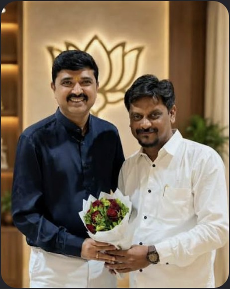 Hardik Tamaliya receiving bouquet