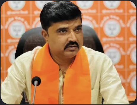 Hardik Tamaliya at microphone