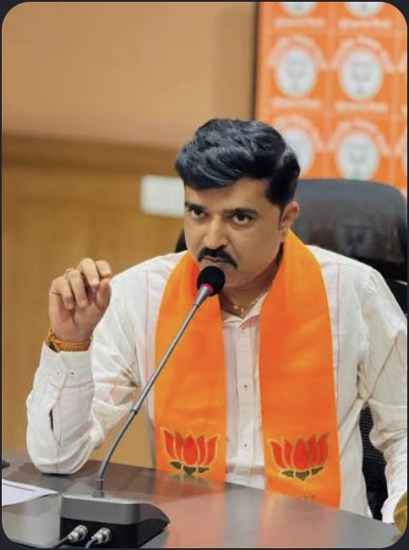 Hardik Tamaliya speaking at a meeting