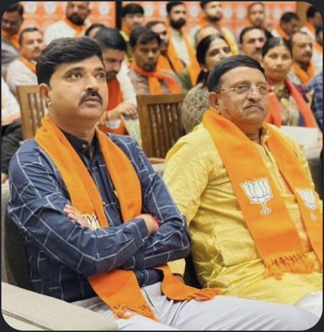 Hardik Tamaliya seated with audience